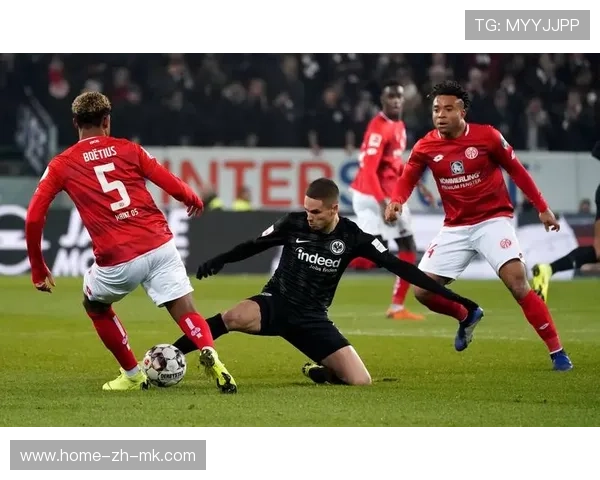 戴维斯伤退拜仁告急：球队未来之路充满变数